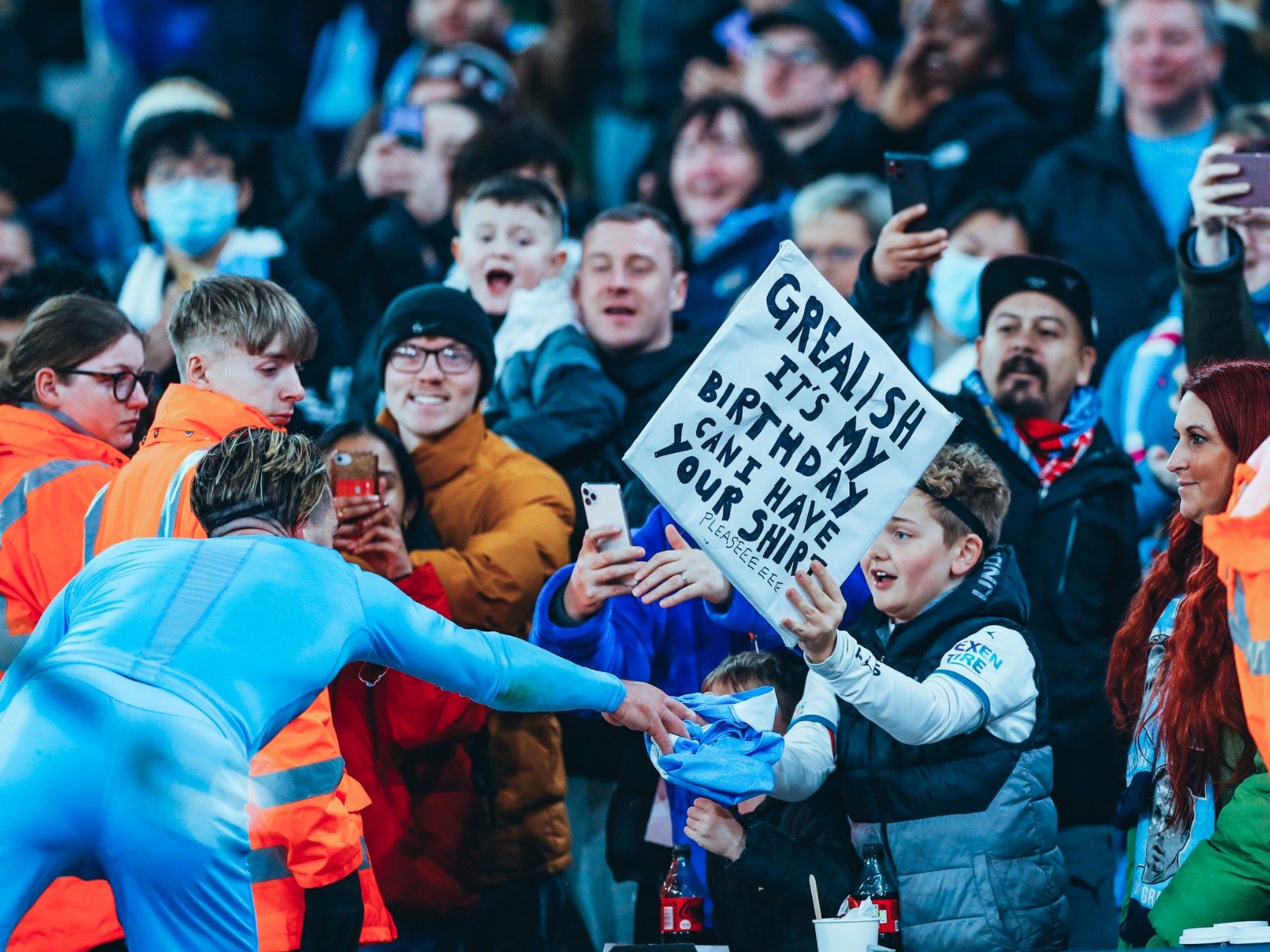 裁法庭的介 裁法庭的介